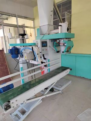 آلة تعبئة الحبيبات مع دقة تعبئة ± 0.25g، نظام التحكم في PLC، ومحرك قابل للتخصيص 380 فولت للكفاءة العالية